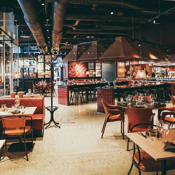 Comptoir et ambiance du restaurant